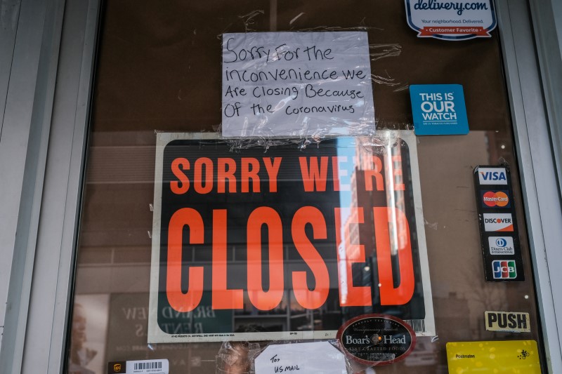 © Reuters. FOTO DE ARCHIVO: Una tienda de delicatessen se ve cerrada, debido al brote de la enfermedad por coronavirus (COVID-19) en el distrito de Brooklyn de Nueva York