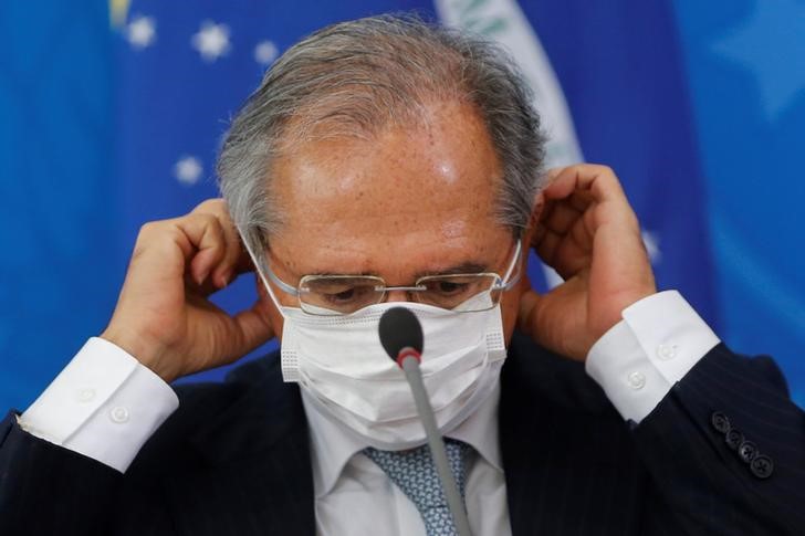 © Reuters. Paulo Guedes, ministro da Economia, utiliza máscara de proteção em meio à pandemia de coronavírus