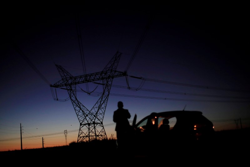 © Reuters. Torres e linhas de transmissão de energia em Brasília (DF)