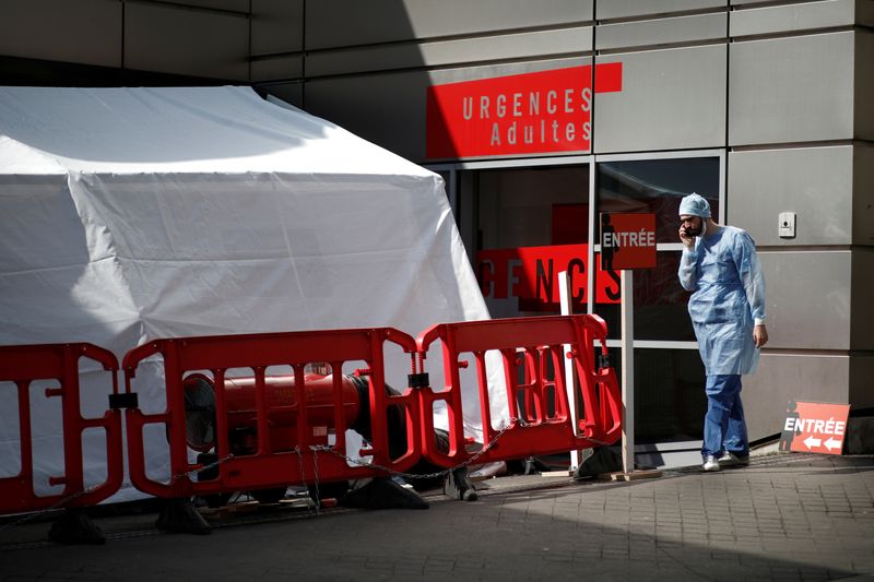 &copy; Reuters. CORONAVIRUS/FRANCE: PRÈS DE 300 DÉCÈS SUPPLÉMENTAIRES EN MILIEU HOSPITALIER