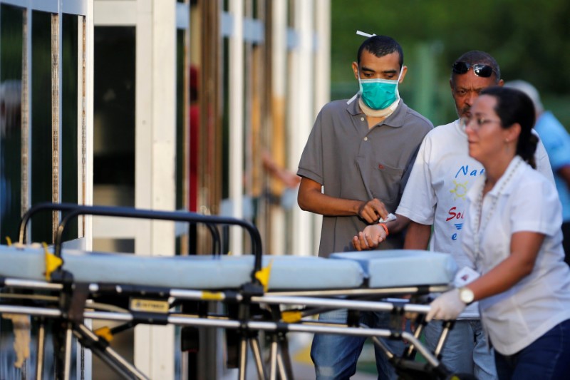 &copy; Reuters. Homem utiliza máscara de proteção em hospital de Brasília (DF) durante pandemia de coronavírus