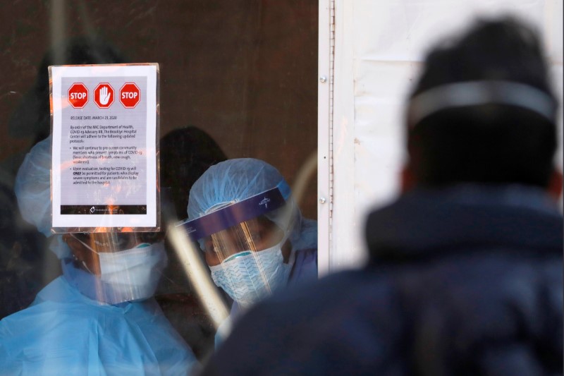 © Reuters. Trabalhadores com equipamento de proteção contra o coronavírus no Brooklyn Hospital Center, em Nova York (EUA)
