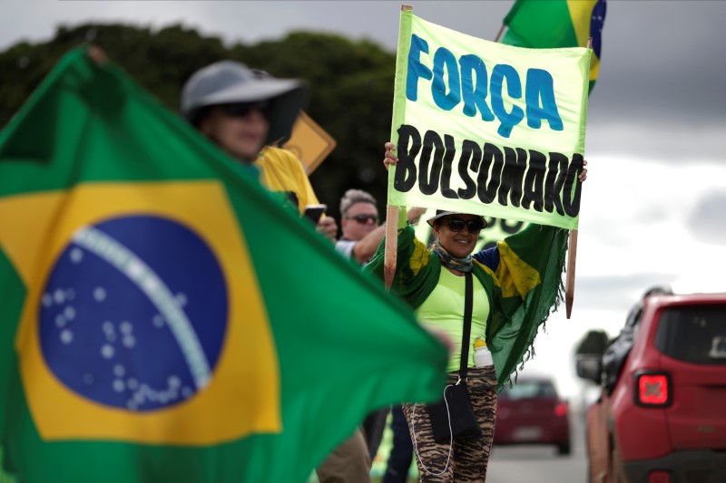 &copy; Reuters. Pessoas protestam em Brasília contra isolamento social por coronavírus e, após falas do presidente Jair Bolsonaro, pedem que restrições sejam afrouxadas
