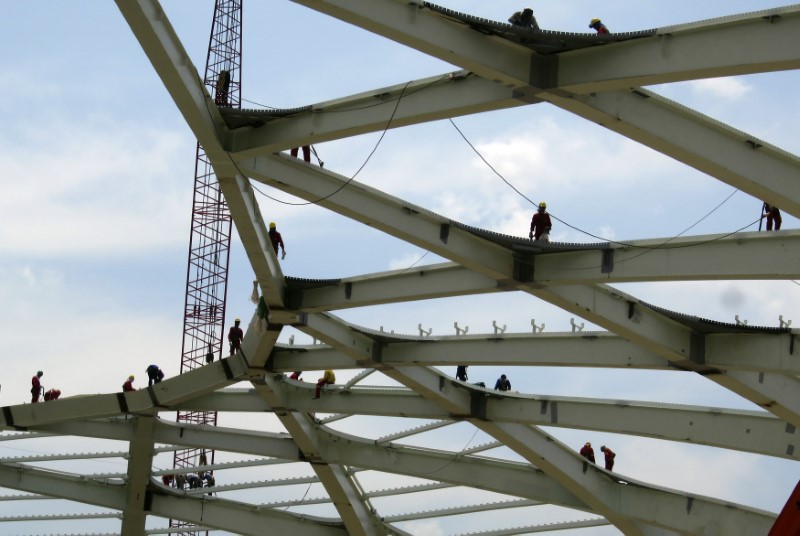 © Reuters. Montagem de estrutura de aço em obra em Manaus (AM)