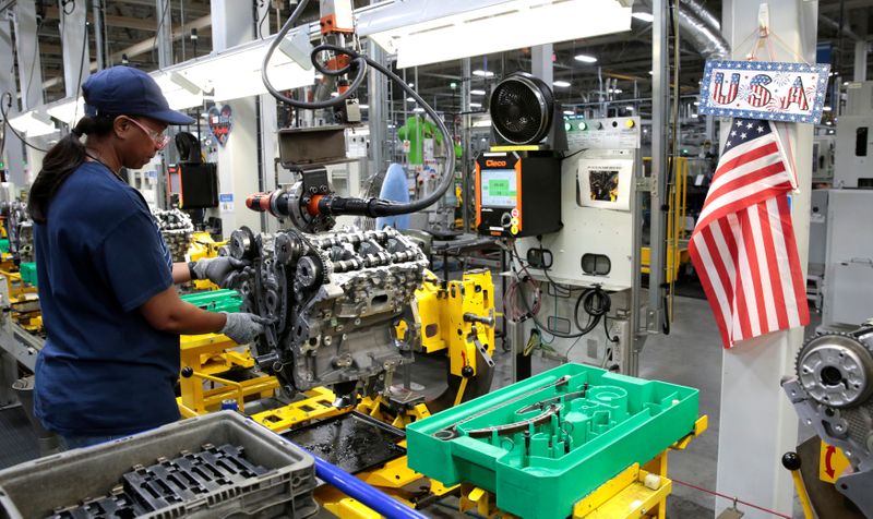 &copy; Reuters. FOTO DE ARCHIVO: Una operaria de General Motors trabaja en una línea de montaje de la planta GM Romulus Powertrain en Romulus