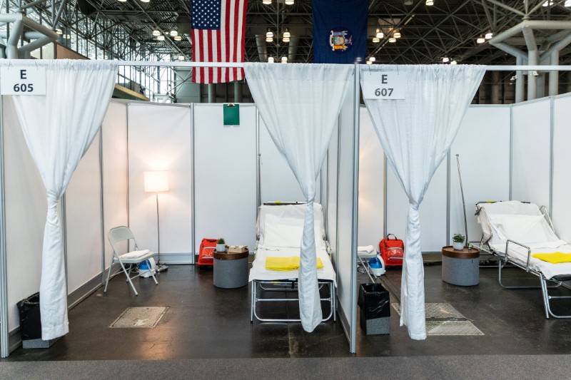 &copy; Reuters. Habitaciones de hospital improvisadas en el Centro de Convenciones Jacob K. Javits en Manhattan