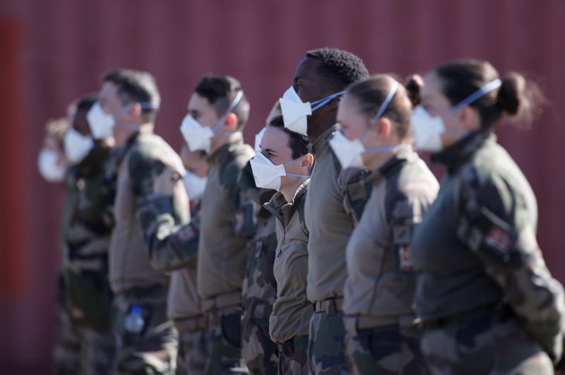 &copy; Reuters. CORONAVIRUS: L&apos;ARMÉE FRANÇAISE TRANSFÈRE PAR HÉLICOPTÈRE DES PATIENTS EN ALLEMAGNE