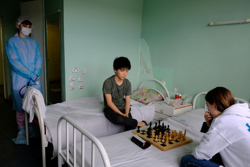 &copy; Reuters. Chess players from France look at the board during a game at a hospital in Murmansk