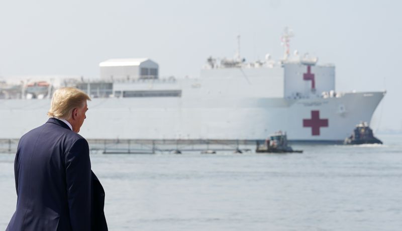 © Reuters. U.S. President Donald Trump participates in a send off for the Navy hospital ship USNS Comfort, in Norfolk