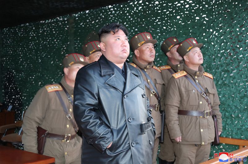 &copy; Reuters. 北朝鮮が飛翔体2発を発射、短距離弾道ミサイルか