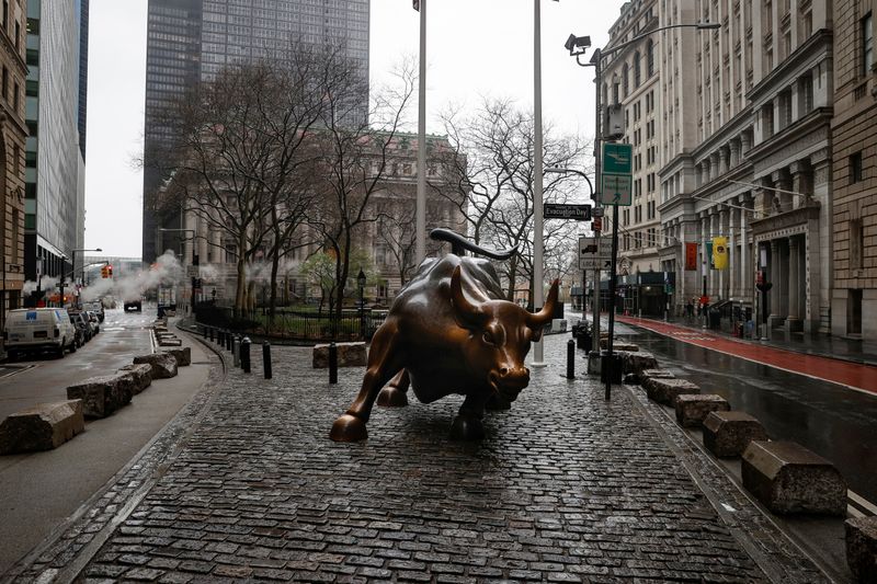 © Reuters. FOTO DE ARCHIVO: El Wall St. Bull se ve parado en un Broadway casi vacío en el distrito financiero, mientras continúa el brote de la enfermedad por coronavirus (COVID-19), en Nueva York
