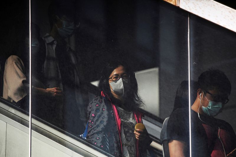 &copy; Reuters. People go to work wearing protective face masks, amid coronavirus disease (COVID-19) concerns, in Taipei