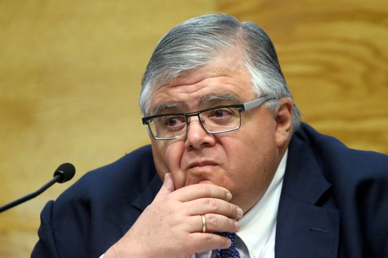 &copy; Reuters. FILE PHOTO: Bank of Mexico Governor Agustin Carstens gestures during the delivery quarterly report from the Bank of Mexico in Mexico City