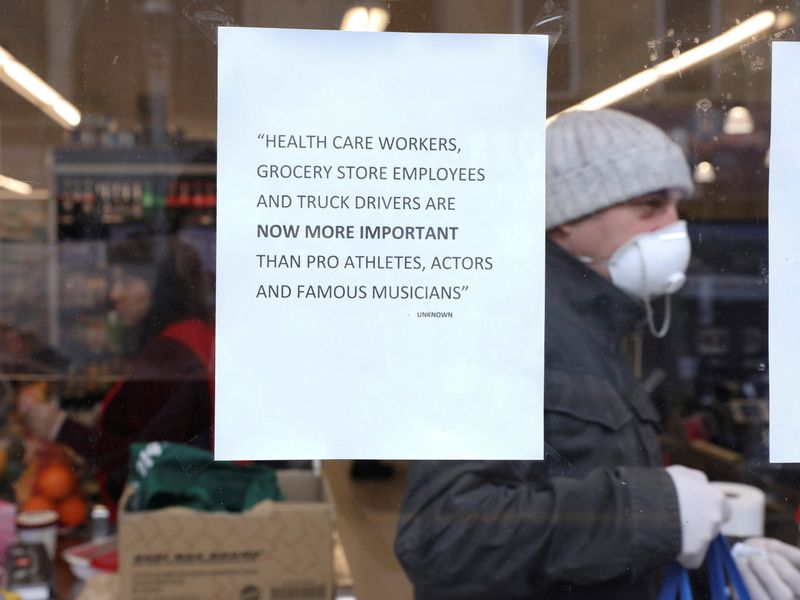 &copy; Reuters. Un letrero pegado en la ventana de una tienda dice que los trabajadores de la salud, los dependientes de tiendas de alimentos y los camioneros son ahora más importantes que los deportistas profesionales y los músicos famosos en Brooklyn, Nueva York.