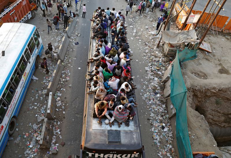 &copy; Reuters. Trabajadores migrantes viajan en un autobús lleno de gente para regresar a sus aldeas, durante un bloqueo nacional de 21 días para limitar la propagación de la enfermedad por coronavirus (COVID-19), en Ghaziabad, en las afueras de Nueva Delhi, India.