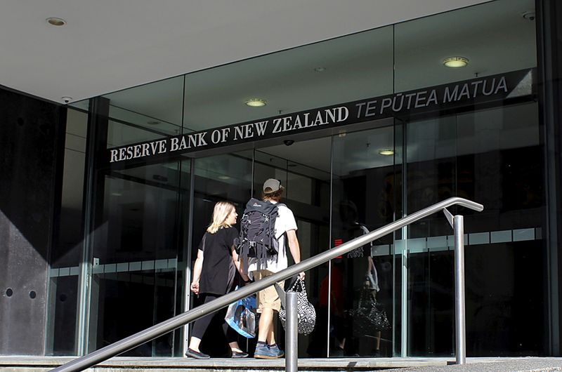 &copy; Reuters. Two people walk towards the entrance of the Reserve Bank of New Zealand located in the New Zealand capital city of Wellington