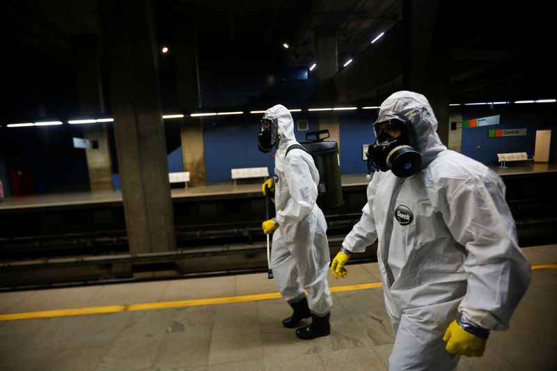 &copy; Reuters. Militares das Forças Armadas desinfetam estação de metrô em Brasília em meio à pandemia do coronavírus