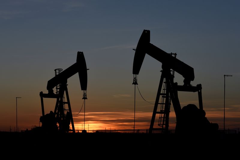 &copy; Reuters. FILE PHOTO: Pump jacks operate at sunset in an oil field in Midland