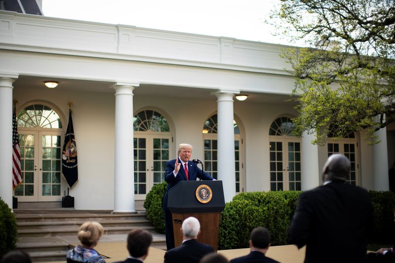 &copy; Reuters. CORONAVIRUS/USA: LE PIC DES DÉCÈS PRÉVU DANS DEUX SEMAINES, AFFIRME TRUMP