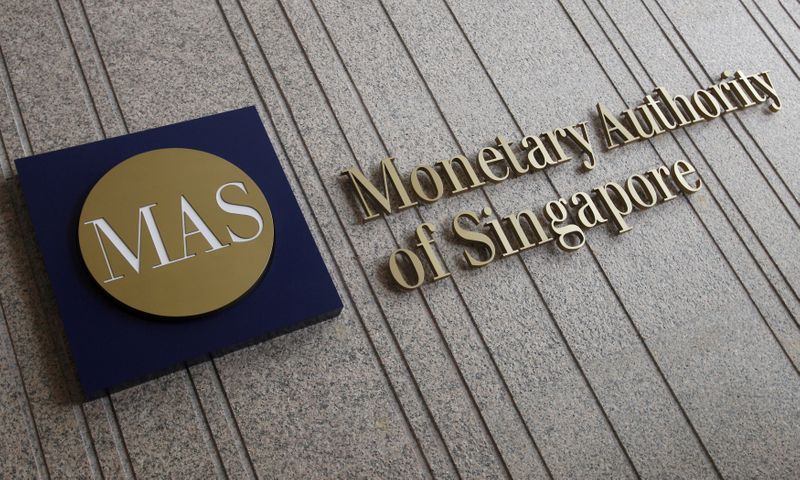 © Reuters. FOTO DE ARCHIVO: Foto de archivo del logotipo de la Autoridad Monetaria de Singapur en su edificio en Singapur