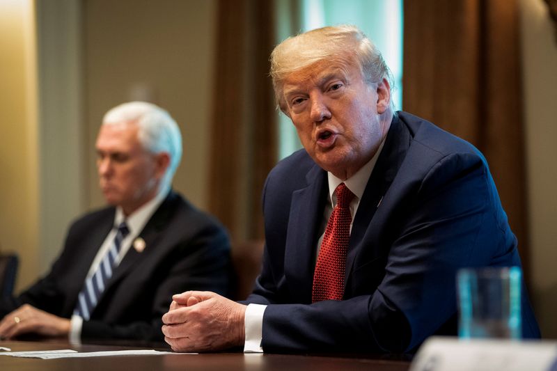 &copy; Reuters. FOTO DE ARCHIVO: El presidente estadounidense Donald Trump habla en un encuentro con distribuidores de productos en la Casa Blanca