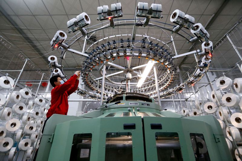 &copy; Reuters. FILE PHOTO: Textile worker is seen on a fabric production line at a factory in Qingdao
