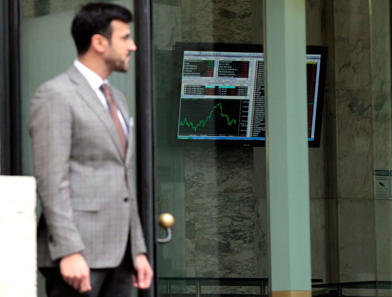 &copy; Reuters. Un uomo fermo fuori dall&apos;ingresso della Borsa di Milano