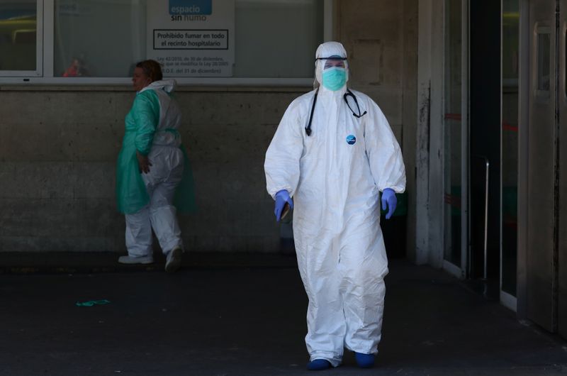 &copy; Reuters. Un trabajador de la salud es visto cerca de la unidad de emergencia en el hospital 12 de Octubre durante el brote de la enfermedad coronavirus (COVID-19) en Madrid, España