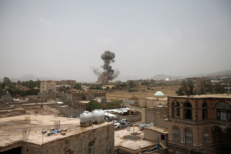 &copy; Reuters. شهود: ضربات جوية للتحالف بقيادة السعودية على صنعاء