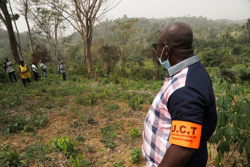 © Reuters. Security forces patrol during an operation to rescue children from child traffickers in Aboisso, Ivory Coast