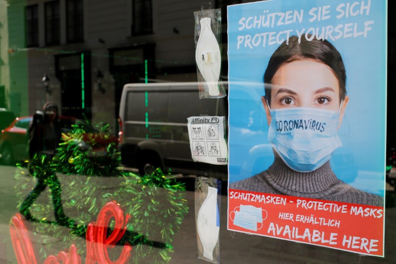 &copy; Reuters. FOTO DE ARCHIVO: Mascarillas faciales en una tienda cerrada durante la propagación de la enfermedad coronavirus (COVID-19) en Viena, Austria