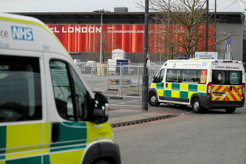 &copy; Reuters. Las ambulancias se ven fuera del Centro Excel, Londres, mientras se prepara para convertirse en el Hospital Nightingale del NHS, mientras continúa la propagación de la enfermedad coronavirus (COVID-19)