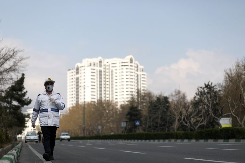 &copy; Reuters. Guarda de trânsito usa máscara de proteção em Teerã