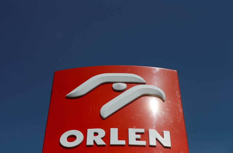 © Reuters. FILE PHOTO: The logo of PKN Orlen, Poland's top oil refiner, is pictured at a petrol station in Warsaw