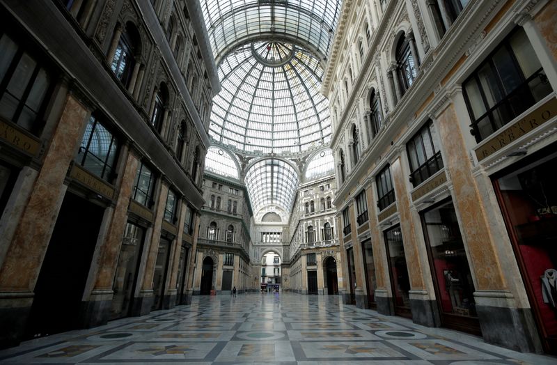 &copy; Reuters. FOTO DE ARCHIVO: El centro comercial Galleria Umberto se ve, en el cuarto día de un cierre sin precedentes en toda Italia impuesto para frenar el brote de coronavirus, en Nápoles