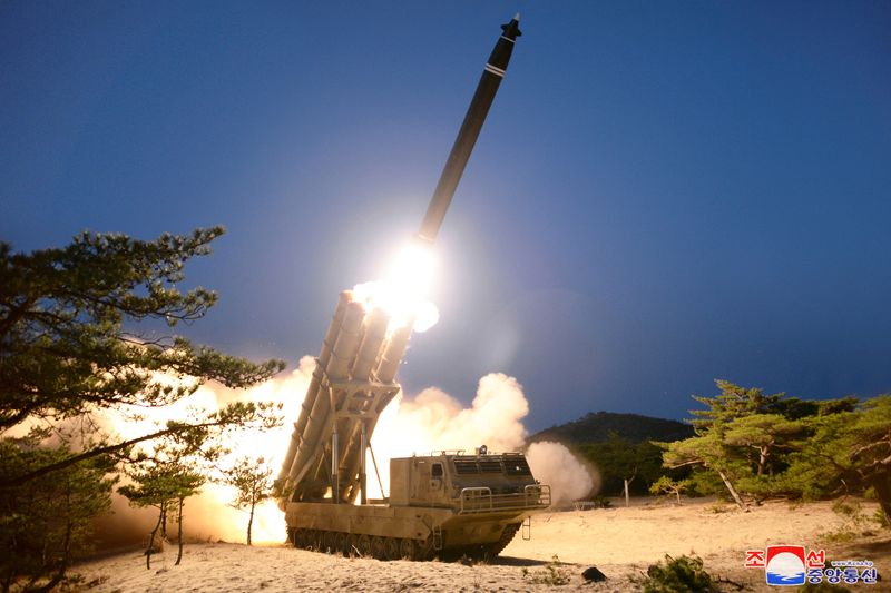 © Reuters. Imagem do que seria, segundo a mídia ofical norte-coreana, teste de um lançador múltiplo de foguetes