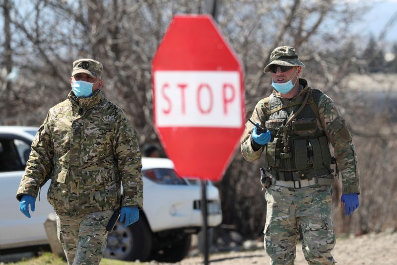 &copy; Reuters. Грузинские военные в защитных масках на КПП вблизи Тбилиси