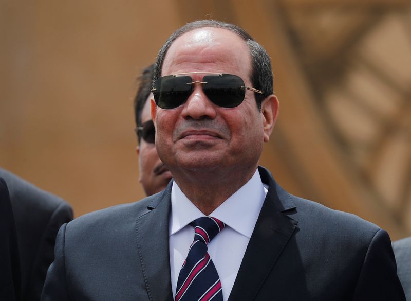 © Reuters. رئيس مصر يطالب السلطات بتوفير السلع الأساسية وتعزيز الاحتياطي الغذائي