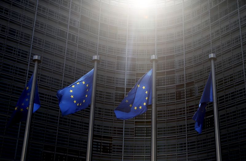 &copy; Reuters. Bandiere dell&apos;Unione europea presso la sede della Commissione Ue a Bruxelles