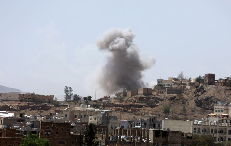 © Reuters. شهود: ضربات جوية للتحالف بقيادة السعودية على صنعاء