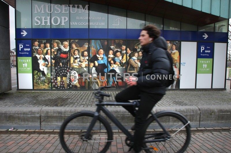 &copy; Reuters. Un hombre en bicicleta frente a la tienda del museo de Van Gogh, que cerró el 13 de marzo de 2020, en Ámsterdam, Holanda