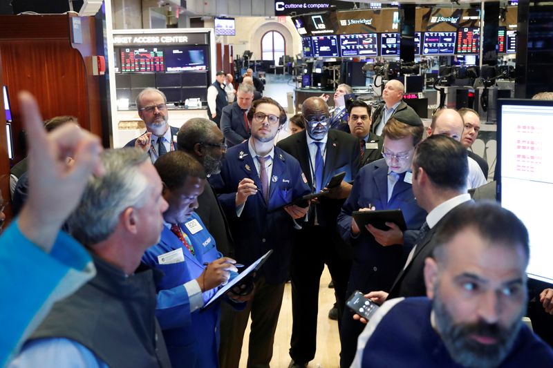 &copy; Reuters. Alcuni trader a lavoro durante la seduta del 20 marzo 2020 a Wall Street