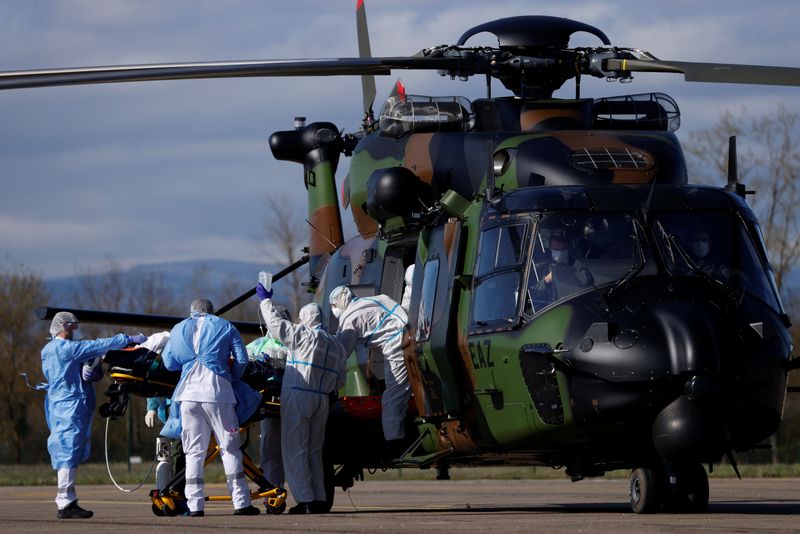 © Reuters. Transfer operation of people infected with coronavirus disease (COVID-19) in Strasbourg