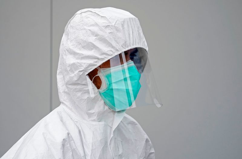 &copy; Reuters. Un trabajador médico usa una mascarilla protectora en el exterior de la unidad de emergencia del Hospital 12 de Octubre, en medio del brote de la enfermedad coronavirus (COVID-19) en Madrid, España
