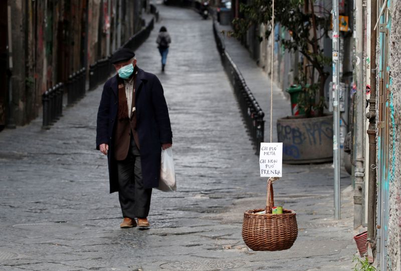 &copy; Reuters. Canasta para depositar donaciones o tomar comida gratis en Nápoles