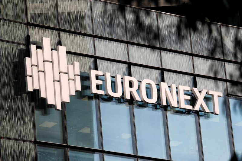 &copy; Reuters. FOTO DE ARCHIVO: El logo del operador bursátil Euronext se ve en la sede de Euronext en el distrito financiero y de negocios de La Defense en Courbevoie, cerca de París, Francia