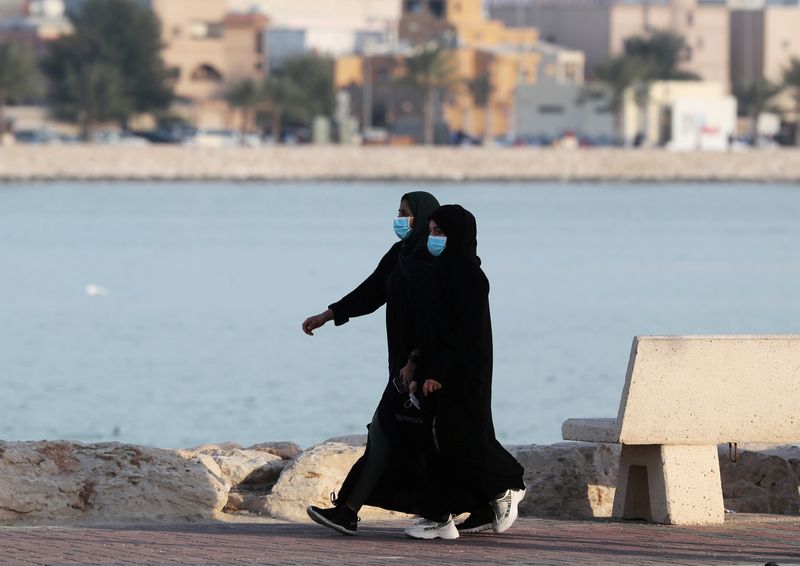 &copy; Reuters. الأوقات الصعبة أكسبت السعودية والكويت خبرة في مواجهة فيروس كورونا