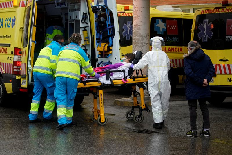 © Reuters. Hospital recebe pacientes em Madri, Espanha, durante pandemia de coronavírus