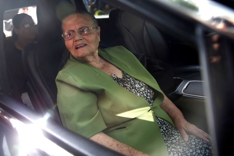 © Reuters. FILE PHOTO: Consuelo Loera, mother of the Mexican drug lord Joaquin 'El Chapo' Guzman, leaves from the U.S. embassy after requesting a humanitarian visa so she can visit her imprisoned son, in Mexico City