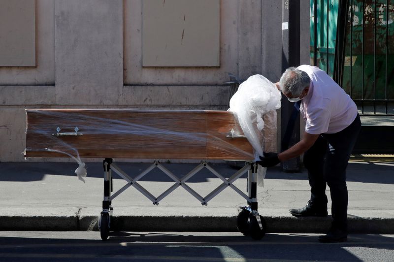 &copy; Reuters. Foto del miércoles de un empleado entregando un ataúd en la casa de retiro de la Fondation Rothschild en París